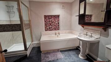 Bathtub, free toiletries, hair dryer, towels