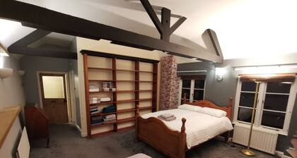 House - Sleeps up to 14 & Parking Available