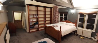 House - Sleeps up to 14 & Parking Available
