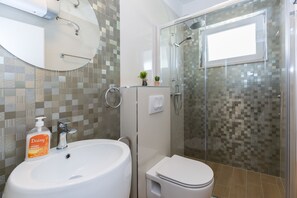 Shower, hair dryer, towels - Unique studio apartment (Zadar)