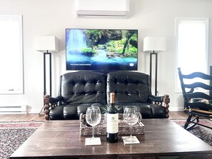 Smart TV, fireplace, video games, DVD player - Cozy Pocono Retreat🔥Firepit•Game Room•Spacious 3BR + den  for Families & Groups (Pocono Lake)