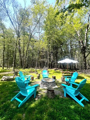 Property grounds - Spacious retreat in the Poconos with fire pit, game room, lakes , beaches, ski (Pocono Lake)