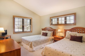 4 bedrooms, iron/ironing board, free WiFi, bed sheets - Disciples Village beautiful Condo - Steps to ski and lakes (Boyne Falls)