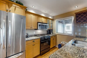 Réfrigérateur, four à micro-ondes, un four, surface de cuisson