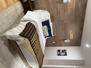 4 bedrooms, iron/ironing board, WiFi