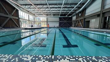 Una piscina cubierta, una piscina al aire libre