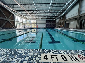 Una piscina cubierta, una piscina al aire libre