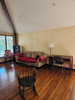 Una Smart TV, un reproductor estéreo, una pantalla de ordenador