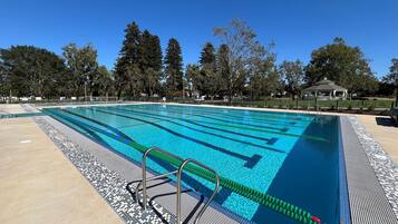 Alberca techada y alberca al aire libre