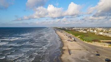 Ranta lähistöllä, aurinkotuoleja, rantapyyhkeitä