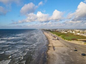 بالقرب من الشاطئ، كراسي للتشمس، مناشف للشاطئ