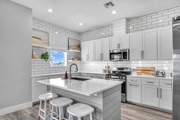 ثلاجة، ميكروويف، فرن، موقد طهي مسطح