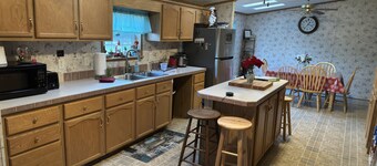 Spacious Cozy Getaway in the Catskills: King bed/ Game Room