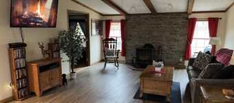 15 Miles from Windham Ski Mountain  Cozy Getaway Cottage: King bed Game Room