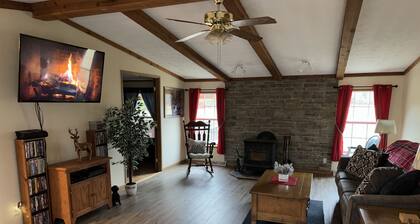 15 Miles from Windham Ski Mountain Cozy Getaway Cottage: King bed Game Room