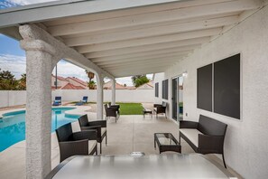 Outdoor pool, a heated pool - The Best House With A Heated Pool, Spa, and Safe, Sleeps 6 Comfortably (North Las Vegas)