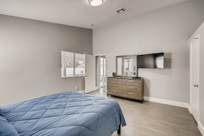 3 bedrooms, in-room safe, desk, iron/ironing board