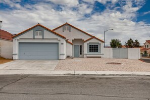 Exterior - The Best House With A Heated Pool, Spa, and Safe, Sleeps 6 Comfortably (North Las Vegas)