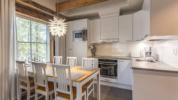 KylskÄp, mikrovÄgsugn, diskmaskin och grytor/köksredskap