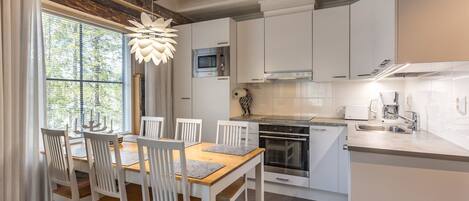 Fridge, microwave, dishwasher, cookware/dishes/utensils