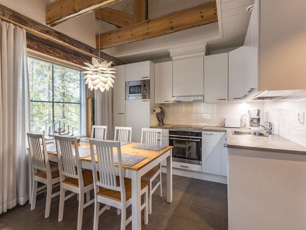 Fridge, microwave, dishwasher, cookware/dishes/utensils