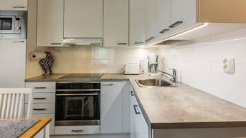 KylskÄp, mikrovÄgsugn, diskmaskin och grytor/köksredskap