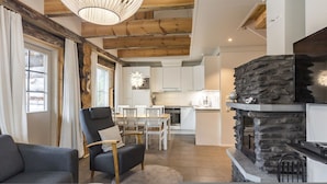 Ein modernes Interieur mit Essbereich, Küche und Kamin.
