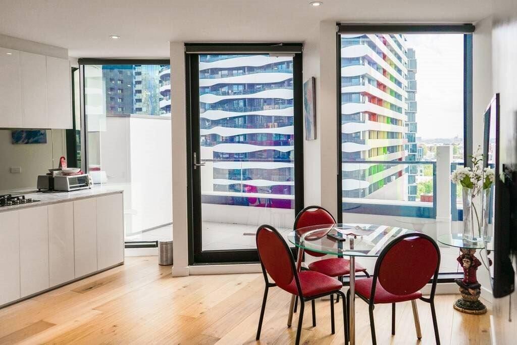 1003 Sun Kissed Modern CBD Apt , Heart of Melbourne