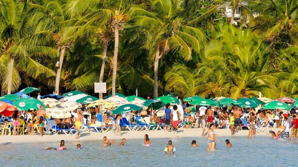 Pantai berhampiran, pasir putih, tuala pantai, bar pantai 
