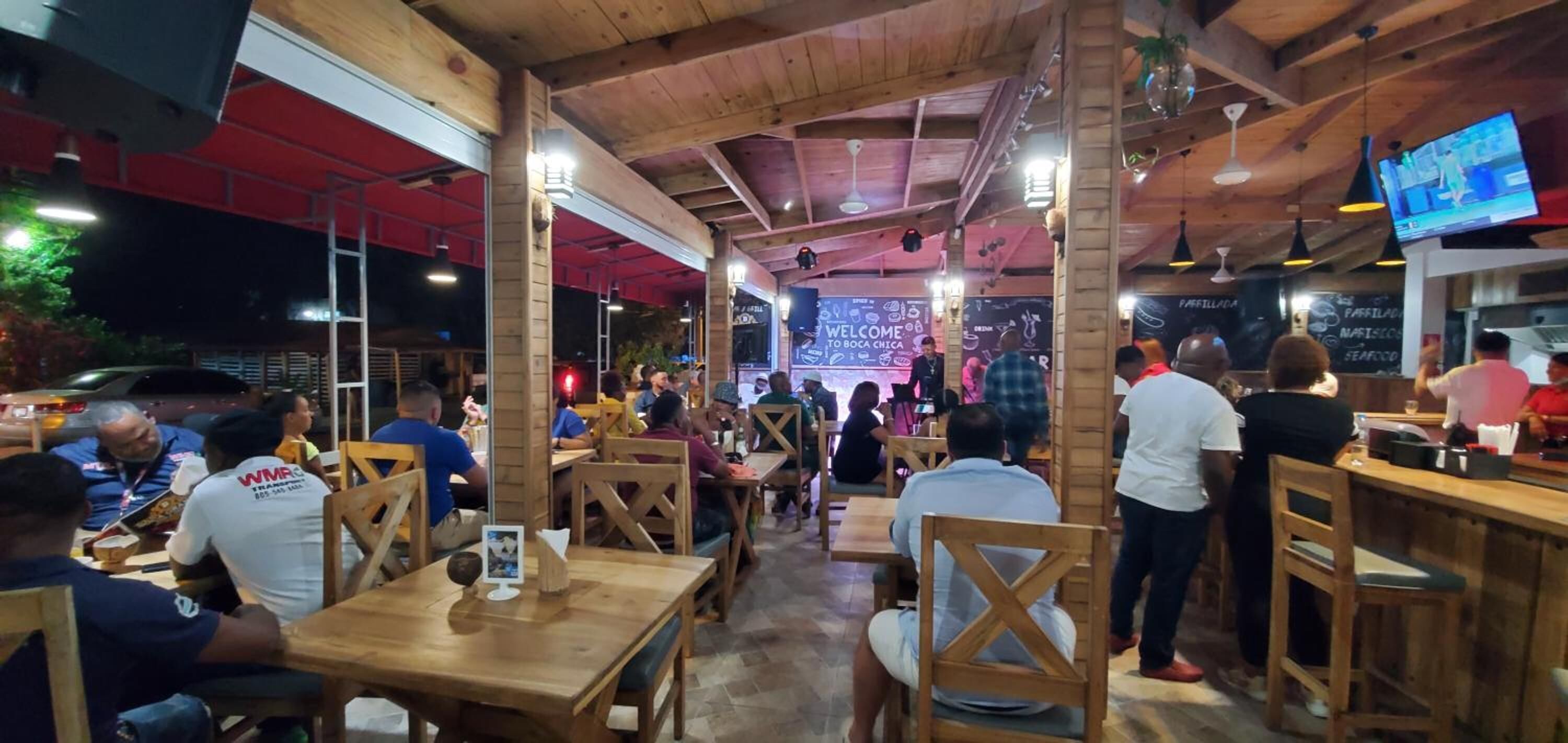 Petit déjeuner, déjeuner et dîner servis sur place