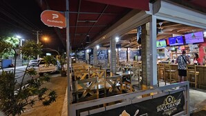 Sarapan, makan tengah hari dan makan malam dihidangkan 