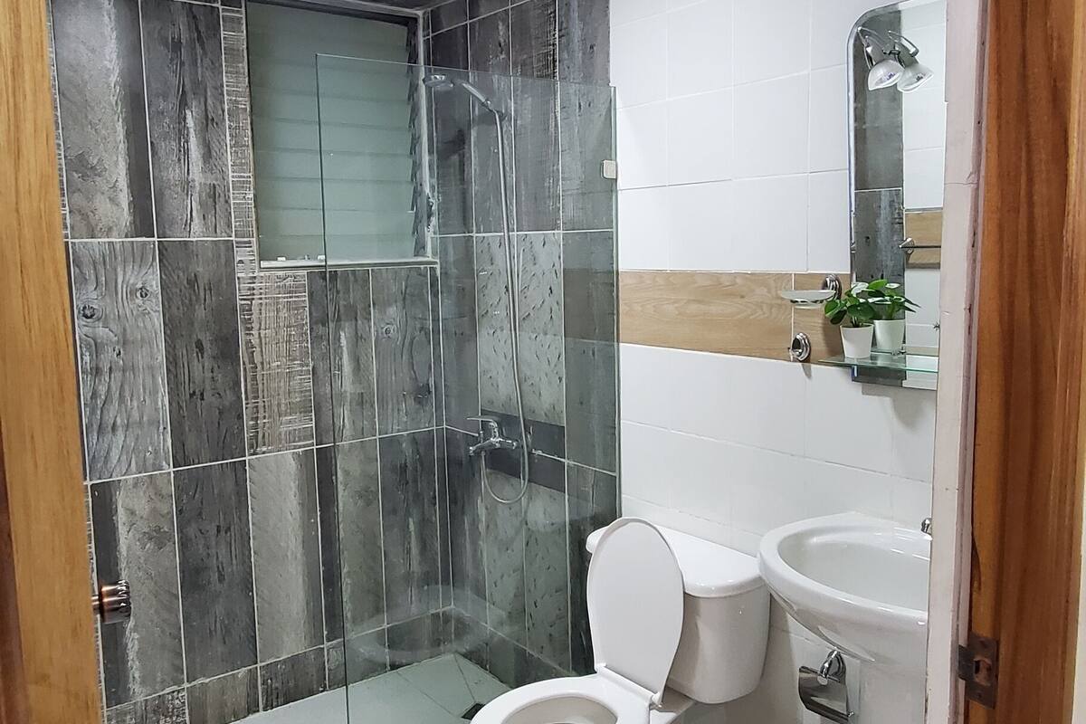 shower, rainfall showerhead, free toiletries, hair dryer