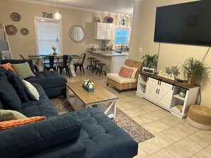 Smart TV - 3 Bedroom house in Purple Parrot (Pensacola)