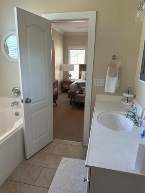 Combined shower/bathtub, towels, toilet paper - 3 Bedroom house in Purple Parrot (Pensacola)