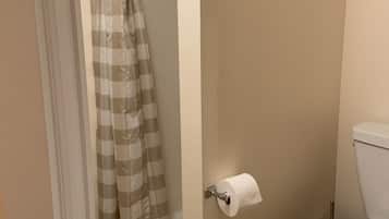 Dusche, HandtĂŒcher, Seife, Toilettenpapier