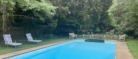 Una piscina al aire libre, una piscina climatizada