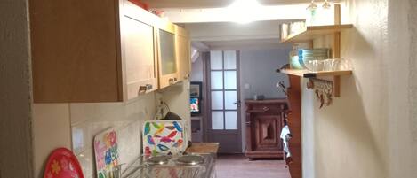 Réfrigérateur, micro-ondes, plaque de cuisson, cafetière/bouilloire