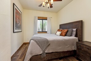 2 bedrooms, travel cot, WiFi, bed sheets