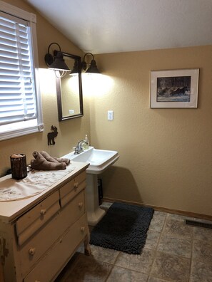 Shower, hair dryer, towels, toilet paper - Spacious Farm Stay (Salem)