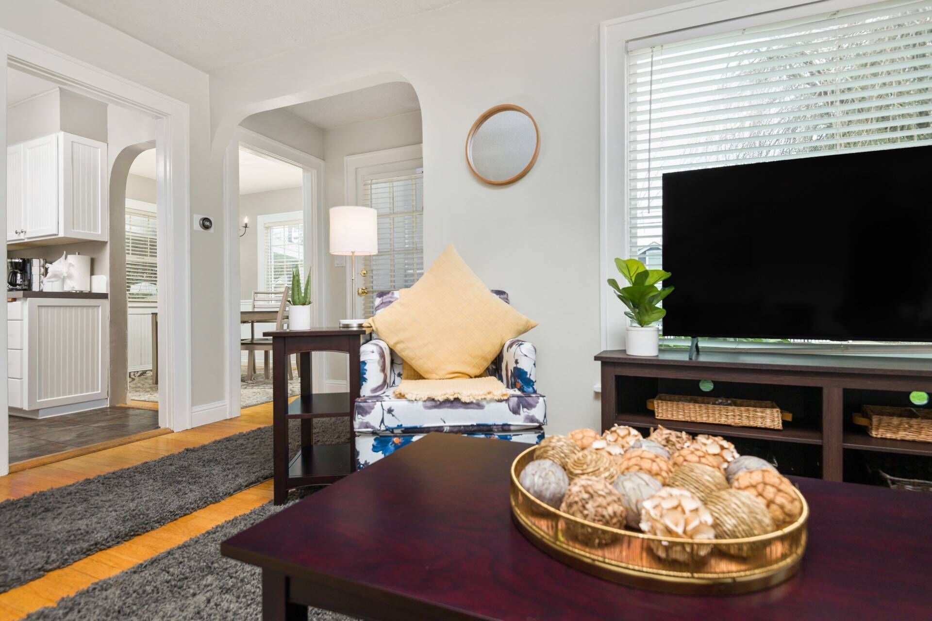 Smart TV, Hulu, streaming services