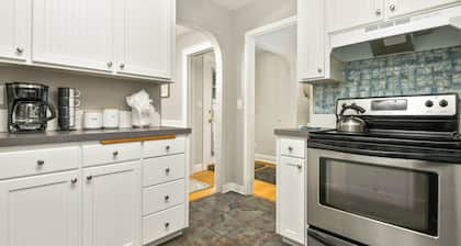 Central Single Level Newberg Retreat, Pet Friendly, Fenced Backyard, Walk 2 Food, Drinks, University