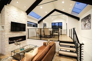 Smart-TV, Kamin, Stereoanlage