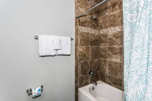 Ducha y bañera combinadas, secador de pelo, toallas y champú