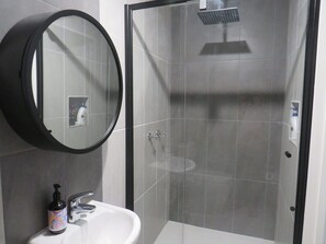Bathtub, towels - Adamsville Acres - Tolmie (Tolmie)