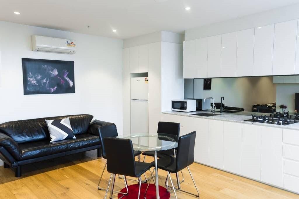 1001 NEW Modern Stunning CBD Apt - late check-in avail
