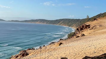 Una spiaggia nelle vicinanze