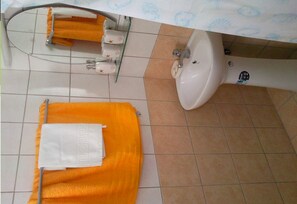 Ensemble douche/baignoire, serviettes fournies
