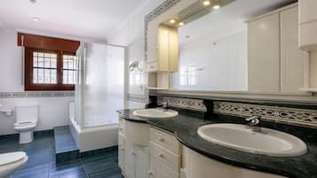 Bathtub, free toiletries, towels