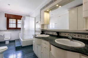 Badewanne, kostenlose Toilettenartikel, Handtücher