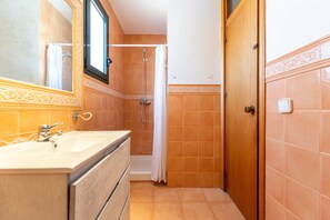 Baignoire, articles de toilette gratuits, serviettes fournies